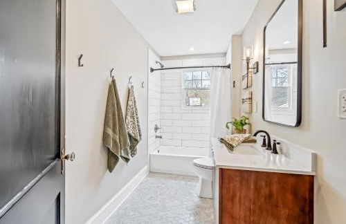 Luxurious Retreat in Historic Downtown Burlington Downstairs Only - Foto 32