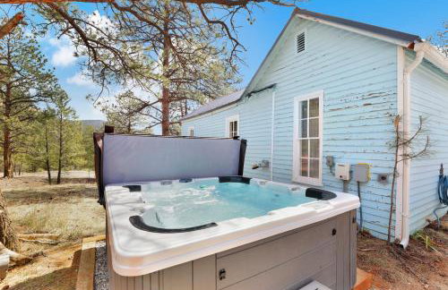 Timeless Pineview Cottage Hot Tub & Pet Friendly - Photo 6