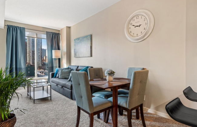 Modern DT Condo Balcony Parking Gym Hot Tub - Foto 13