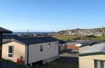 Experience Coastal Bliss in Our Modern 2019 Sea Viev 2 Bedroom static caravan at Clarach Bay Holiday Village! - Foto 1