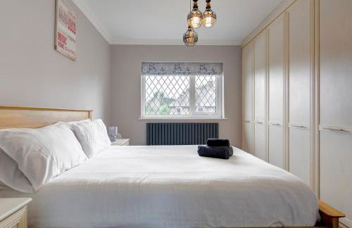 Spacious Heald Green Home with Free Parking - Pass the Keys - Photo 5