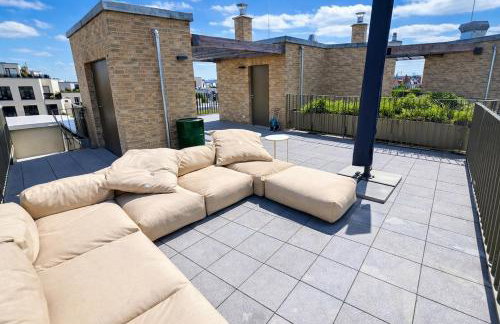 City Centre Roof Terrace Penthouse with Parking - Photo 11