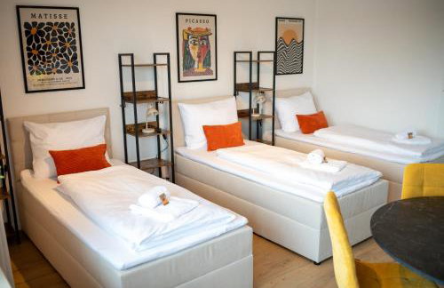 Platz für 8 Pers - C4S Come4Stay Monteure "InnArt" Boxspringbett Einzelbett Töging am Inn, Parkplatz, WLAN, Balkon, Smart TV, voll ausgestatteter Küche, Waschmaschine - Foto 39