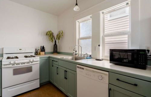 Hipster Vibe Apartment - Food Carts & Live Music - Photo 15