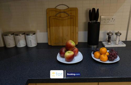 Large 2 Bedroom Apartment By The One Retreats Short Lets & Serviced Accommodation Horley Close To Gatwick Airport - Foto 44