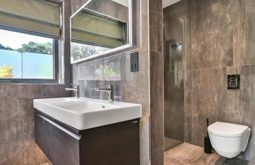 Avon House - modern family home - Photo 25