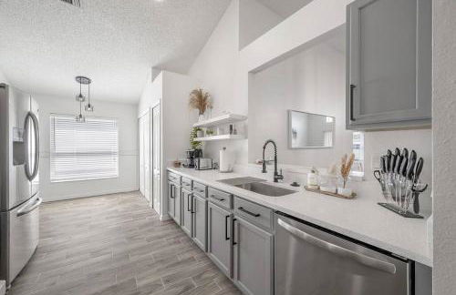 Newly Renovated 4BR 2B Riverview Oasis with King - Foto 15