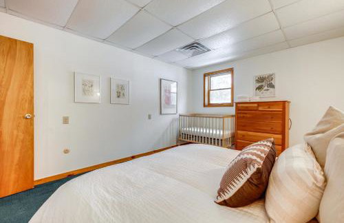 Porch and Views Queensbury Three Family Lakehouse - Foto 13