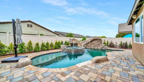 IndioStay 5min to Coachella & Stagecoach Fest -Private Pool, Water Slide, Waterfall, Jacuzzi, Fire Pit - Foto 2