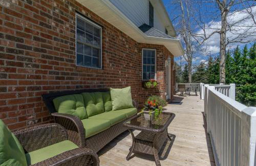 15 Minutes to Asheville! Spacious 7BR Luxury Home | Pool | Hot Tub | Game Room - Foto 3