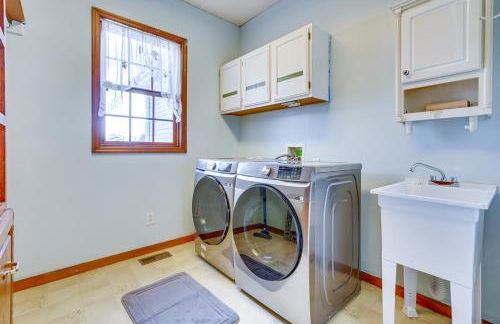 Elegant Pataskala Home with Hot Tub and Fire Pit! - Foto 29