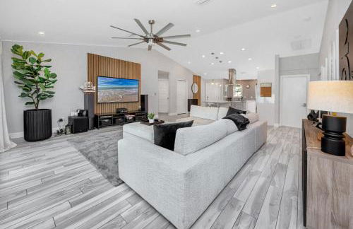 NEW! Palm Harbor Hideaway - Beautiful, Spacious 4BR Home with Amazing Pool - Foto 4