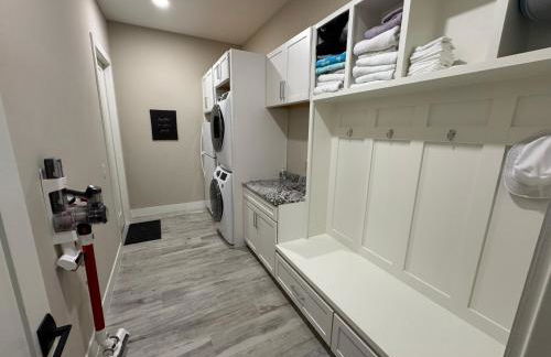 Brand New Luxury 4 bedroom heated pool home - Foto 28