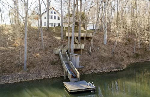 Waterfront Retreat with Spectacular Interior, Jacuzzi and Game Room in NC - Foto 18