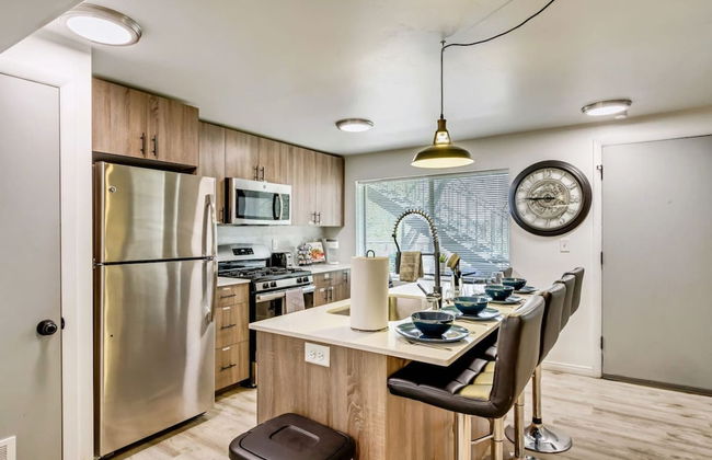 Charming 2BR w King Queen Close to SLC - Foto 7