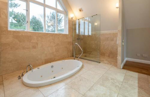 5BDR Luxe Villa By Torr Property Group Short Lets & Serviced Accommodation With Free Parking & River View Stratford-Upon-Avon - Foto 80