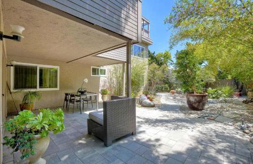 Serene Coastal Home Sleeps 8 - 1 Mile from Beach - Foto 66