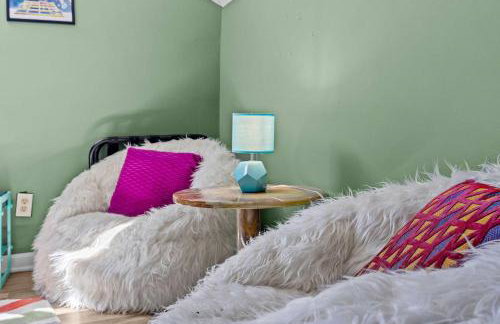 Cozy Downtown Stay w Private Backyard & Parking - Foto 38