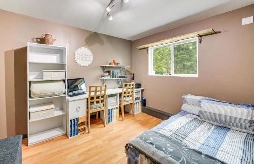 Rustic and Modern Home with Forest Views in Newport! - Foto 18