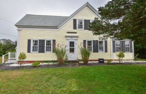 Antique Dennis getaway with firepit & EV charger Dog friendly - Foto 7