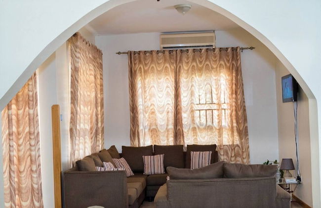 Captivating 3-bed Villa - Photo 18