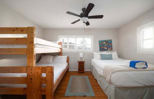 Walk to the Beach Private Backyard and Fire Pit - Foto 25