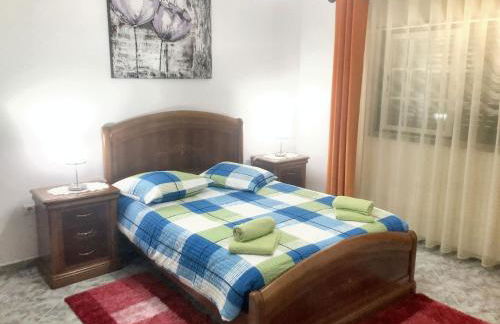 Charming House in Cortiçada with Balcony and Mountain View - Foto 14