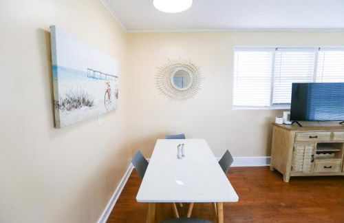 Centrally Located Efficiency One Mile to the Beach! - Foto 4