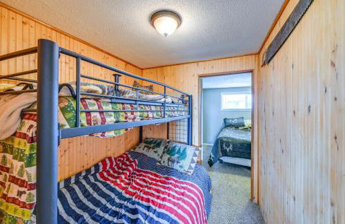 Hunt, Fish and Hike Home with Deck in Encampment - Foto 13