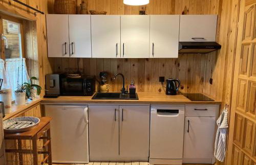 Uroczy drewniany domek w Charzykowach - Foto 5