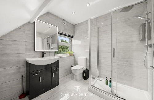 Spacious 6BR - City Hub & Parking - Sleeps 13 - Photo 28