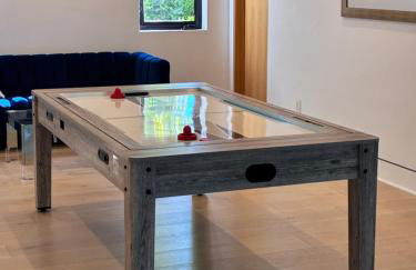 Luxurious Retreat - Modern House with Pool - Photo 23