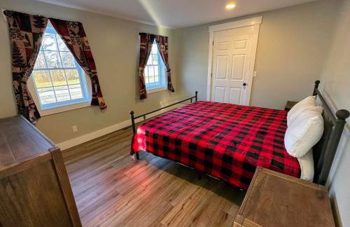 Renovated farmhouse on snowmobile trail with firepit & mountain views, 10 min from Bretton Woods! - Foto 12