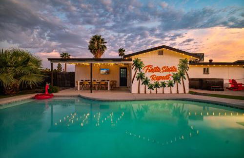 Gorgeous 4-bed home with Golf, Pool, & Hot Tub! - Photo 1