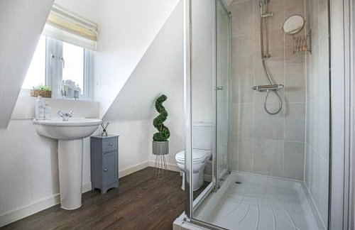 Stylish House with Smart TVs and Netflix, Fast Wifi, Free Parking and Garden by Yoko Property - Foto 6