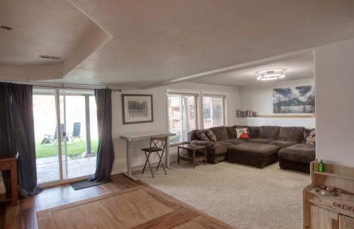 Twin Lakes Waterfront Retreat with Private Dock Fire Pit And Family Friendly Space - Foto 13