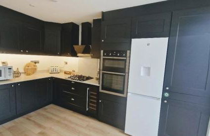 South Coast New Forest Holiday Home-4 Bed-Sleeps 8-Spacious-Parking-EV Dock-Large Garden-Playground-Great for Families-Groups-Professionals - Foto 6