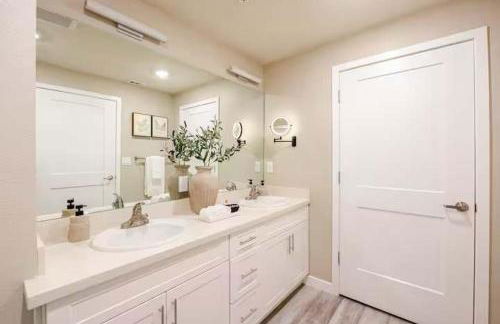 Stunning Water View 2BR · Jacuzzi & Rooftop Lounge - Foto 59