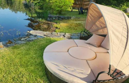 Spacious Accessible Waterfront Retreat with Hot Tub - Foto 8