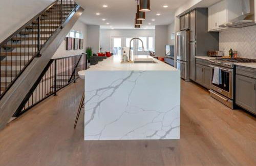 Beautiful Modern 3BR in the Grove ABODEbucks - Photo 9