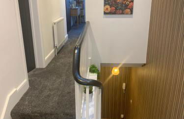 Cannons Loft Central Buxton, Duplex loft 3 bedroom Set over 3 floors stairs no lift sleeps 5 - Photo 4