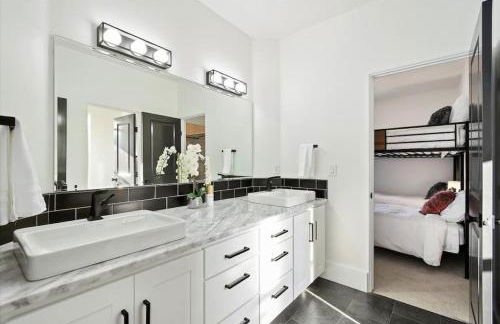 Private Oasis On 2 Acres with Indoor Pool and Theater - Foto 33