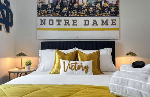 Step into School Spirit at the Golden Dome Getaway - Foto 34