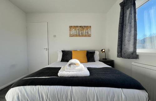 J&J stays 5 bedroom detached house in Peterborough with parking - Photo 14