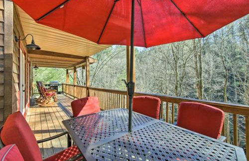Amazing Creek View Cabin w/ Hot Tub, Firepit & Pool Table - Foto 21