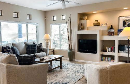 Renovated condo with updated floors, pool, hot tub & mountain views - Foto 1