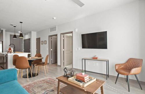 Cozysuites PHX RORO Gym Pool Pets Parking #12 - Photo 4