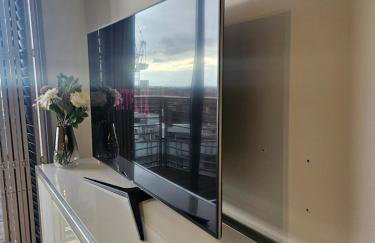 Executive E15 Apartment - Skyline Terrace & Free Private Parking - 5-min Walk to Abba Arena - Foto 19