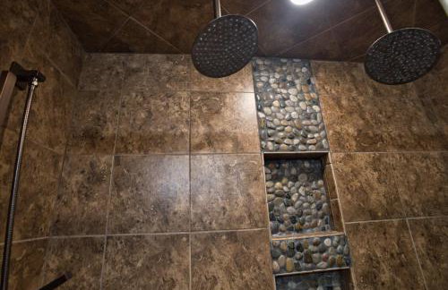 Mountain retreat w 2 fireplaces & lake - Foto 29