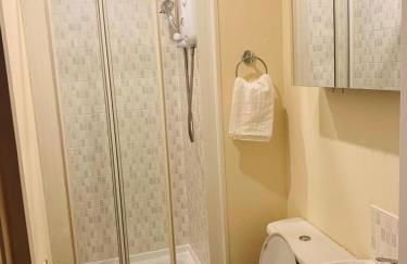 Modern 2 Bed Apartment, Close to Gla Airport & M8 - Foto 12